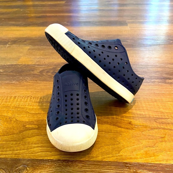 Native toddler 10 navy/white good used condition.